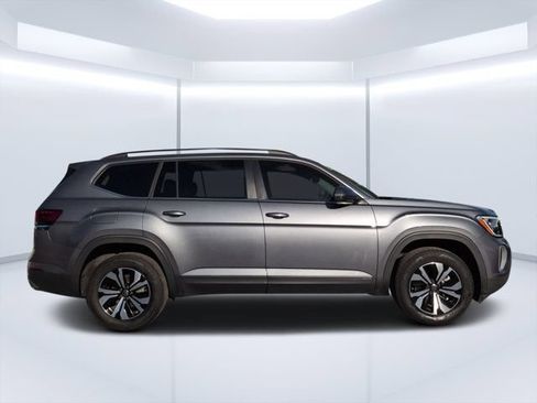 Used 2024 Volkswagen Atlas SE FWD image 2