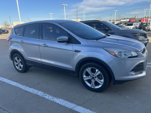 Used 2016 Ford Escape SE image 1