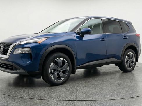 Used 2025 Nissan Rogue SV image 3