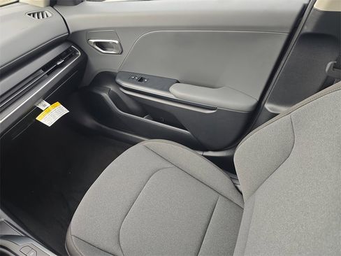 New 2025 Kia K4 LXS image 18