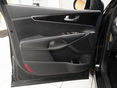 Used 2017 Kia Sorento L image 16