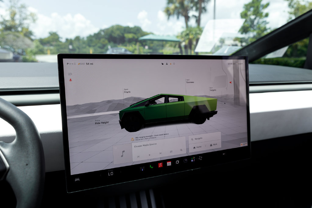 Used 2024 Tesla Cybertruck AWD Crew Cab image 36