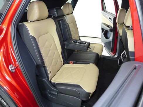 Certified 2025 Volkswagen Atlas Cross Sport SE FWD image 19