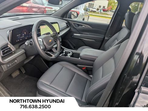 Used 2025 Chevrolet Traverse LT image 14