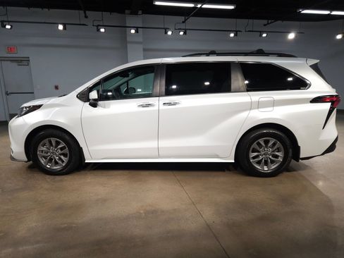 Used 2022 Toyota Sienna XLE FWD image 4