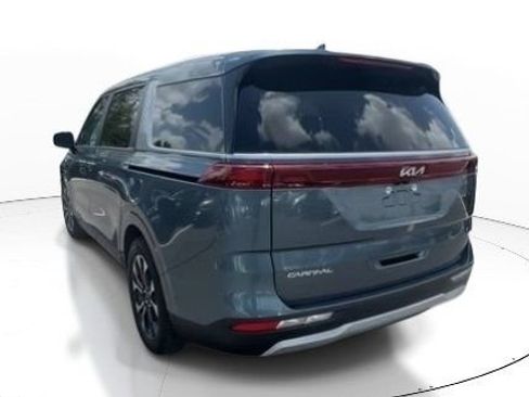Used 2023 Kia Carnival EX FWD image 8