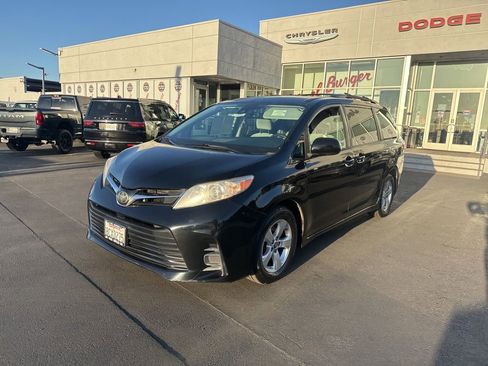 Used 2018 Toyota Sienna LE w/ Carpet Mat Package image 3