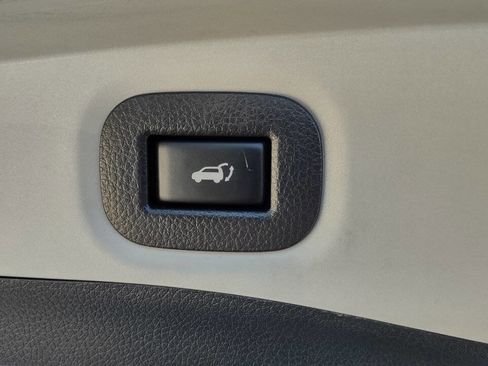 Used 2018 Nissan Rogue SV image 36