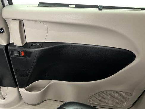 Used 2024 Chrysler Pacifica Touring-L FWD image 35