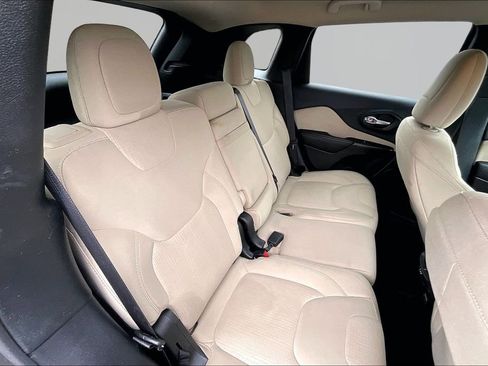 Used 2016 Jeep Cherokee Latitude w/ Safety/Convenience Group image 28