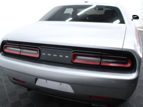 Used 2016 Dodge Challenger SXT image 9