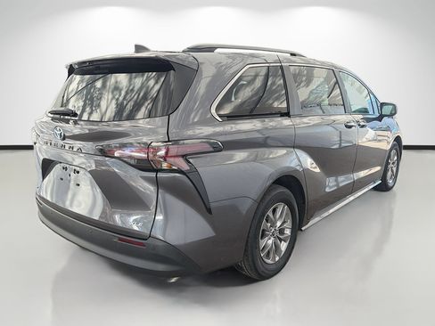 Used 2025 Toyota Sienna XLE image 3
