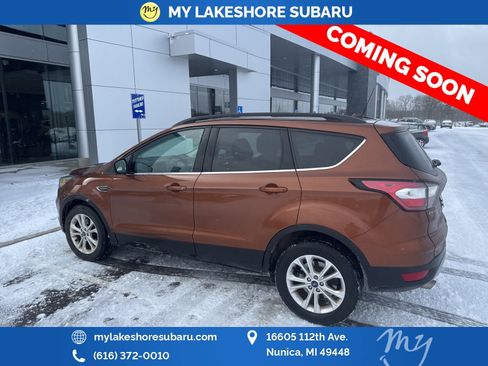 Used 2017 Ford Escape SE w/ Equipment Group 201A image 3