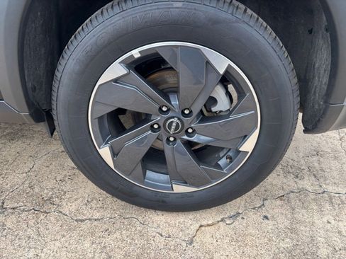 Used 2025 Nissan Rogue SV FWD image 32