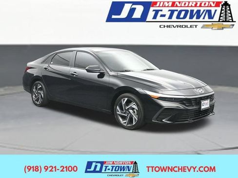 Used 2025 Hyundai Elantra SEL FWD image 1