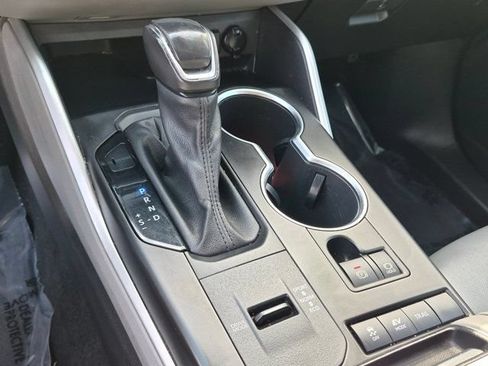 Used 2021 Toyota Highlander XLE AWD/4WD image 22