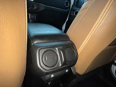 Used 2018 Jeep Wrangler Unlimited Sahara image 25