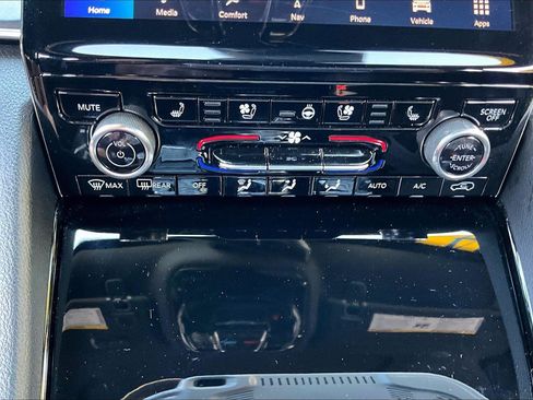 Used 2024 Jeep Grand Cherokee Overland w/ Luxury Tech Group IV image 32