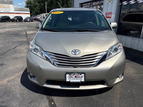Used 2017 Toyota Sienna XLE w/ XLE Navigation Package FWD image 7