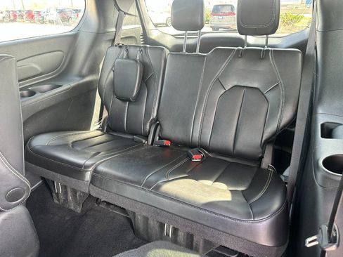 Used 2024 Chrysler Pacifica Limited image 10
