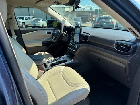 Used 2020 Ford Explorer Platinum w/ Premium Technology Package image 16