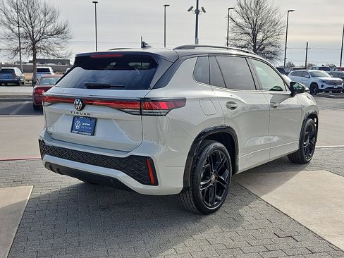Certified 2026 Volkswagen Tiguan SE R-Line image 3