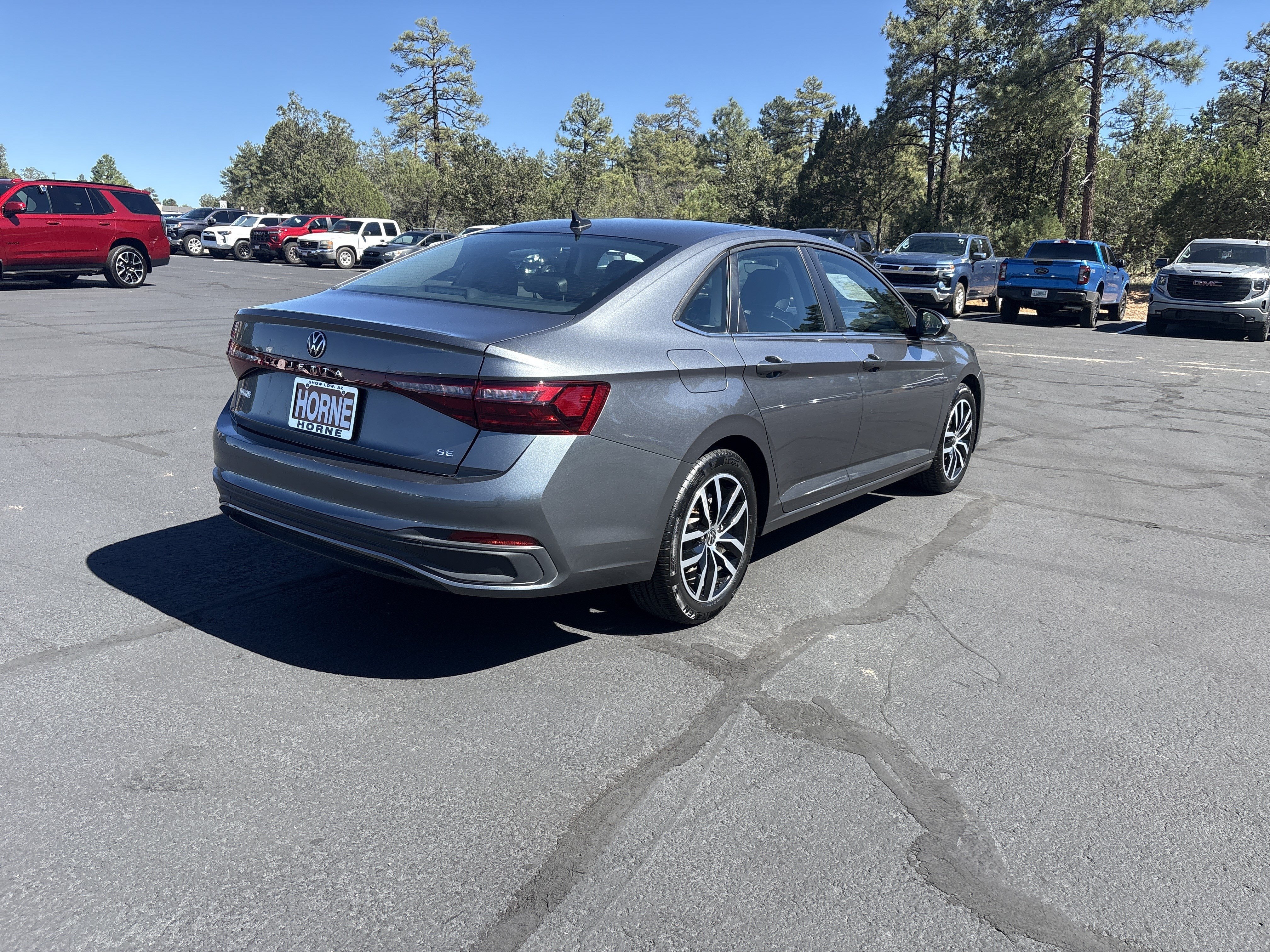 Used 2025 Volkswagen Jetta SE FWD image 4