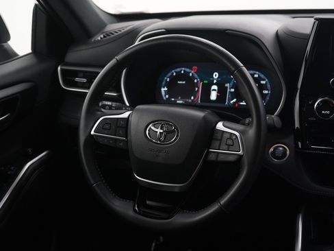 Used 2025 Toyota Highlander XSE AWD/4WD image 15