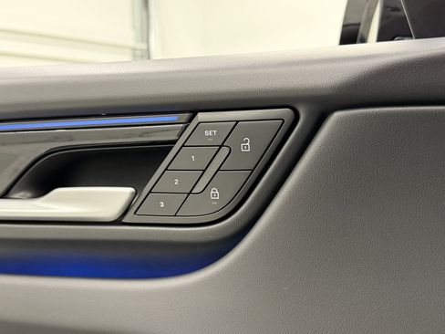 Certified 2025 Porsche Macan 4 Electric image 31