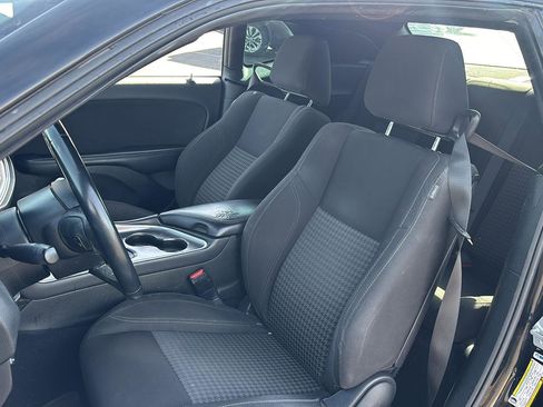 Used 2019 Dodge Challenger SXT image 6