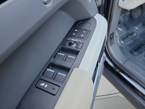 Used 2024 Land Rover Defender 130 S image 28