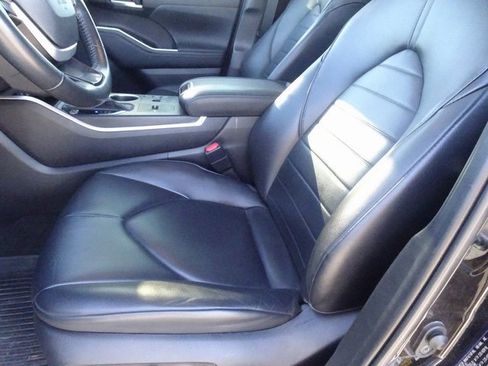 Used 2023 Toyota Highlander XLE image 7