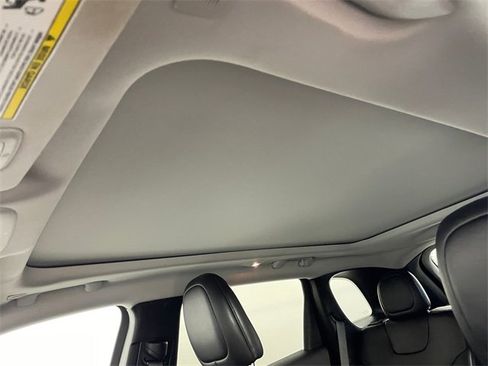 Used 2019 Jeep Cherokee Latitude Plus w/ Comfort/Convenience Group image 15