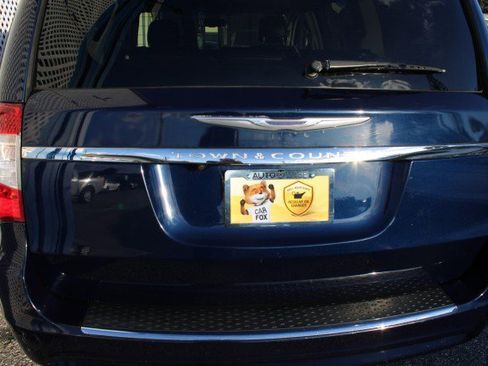 Used 2016 Chrysler Town & Country Touring w/ Driver Convenience Group image 8