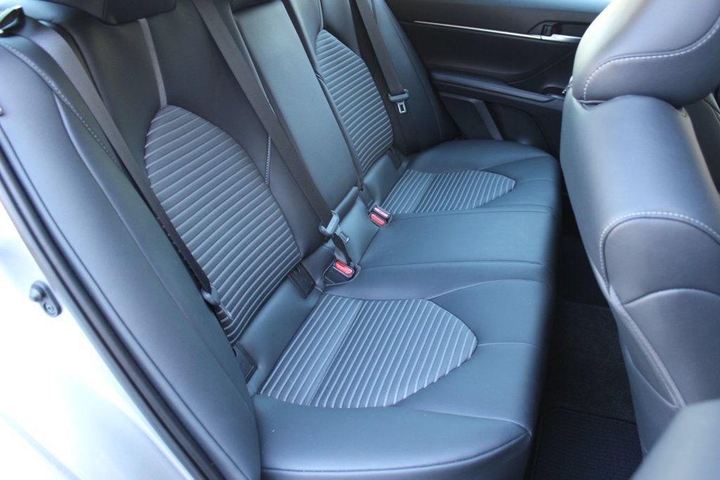 Used 2019 Toyota Camry SE w/ Convenience Package FWD image 18