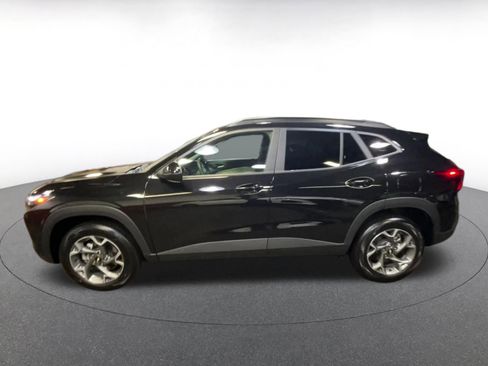 Used 2025 Chevrolet Trax LT w/ LT Convenience Package image 9