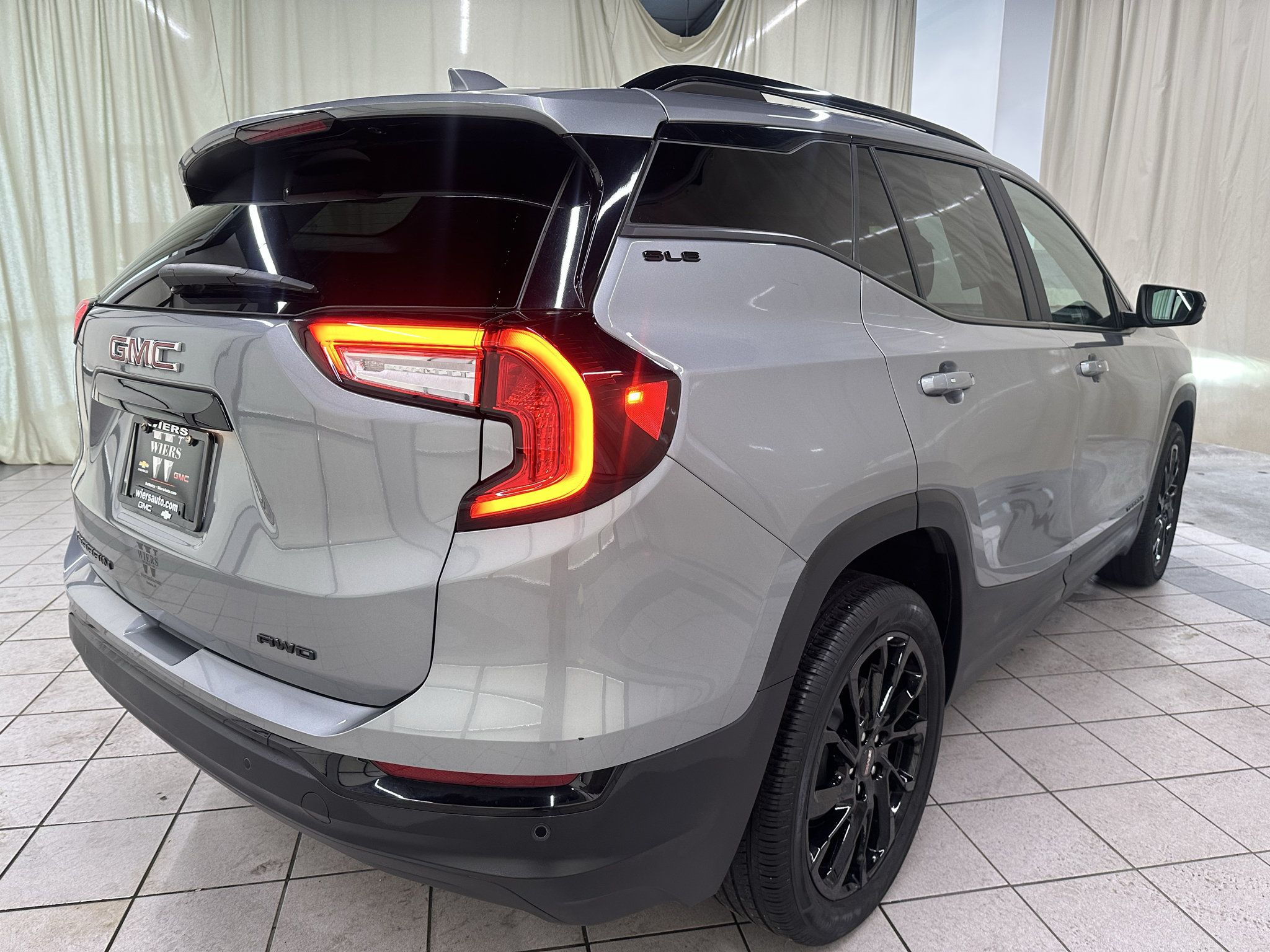 Used 2024 GMC Terrain SLE w/ Elevation Edition AWD/4WD image 5