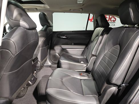 Used 2025 Toyota Highlander XLE AWD/4WD image 36
