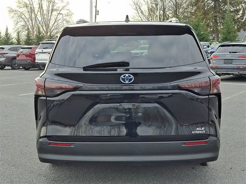 Certified 2024 Toyota Sienna XLE image 5