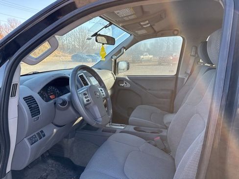 Used 2015 Nissan Frontier SV image 10