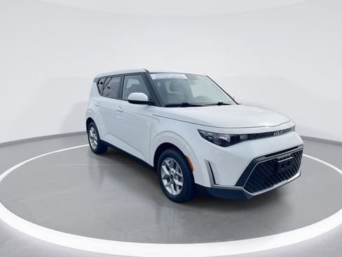 Used 2025 Kia Soul LX w/ LX Technology Package FWD image 2