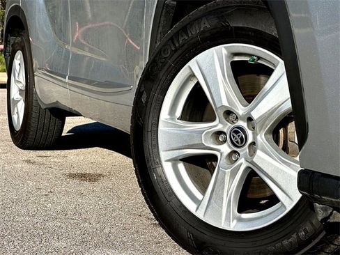Used 2023 Toyota Highlander LE image 2