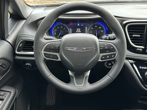 New 2026 Chrysler Pacifica Select image 18