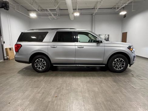 Used 2023 Ford Expedition Max XLT image 3