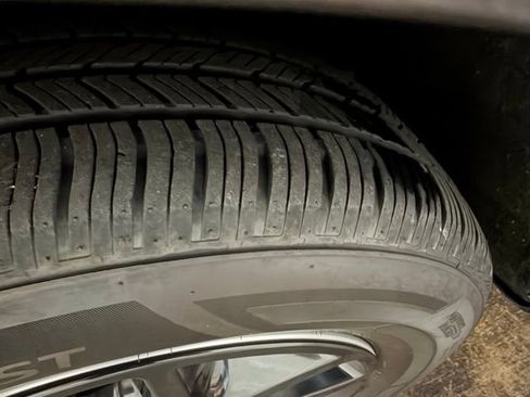 Used 2021 Chrysler Pacifica Touring-L FWD image 11