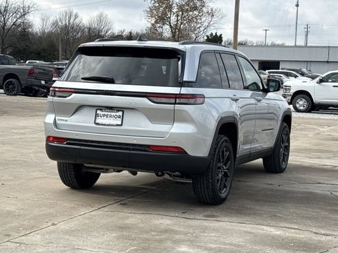 New 2025 Jeep Grand Cherokee Altitude image 3