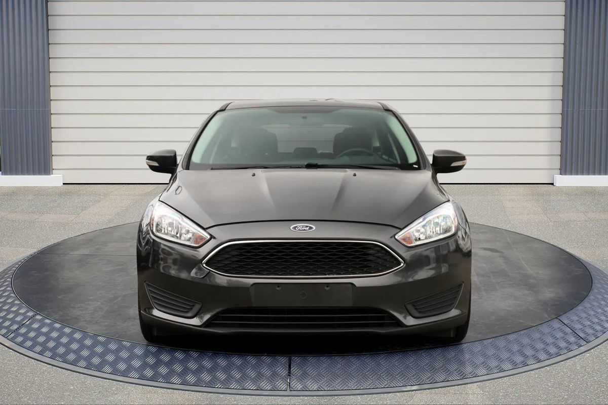 Used 2018 Ford Focus SE w/ Cold Weather Package FWD image 2