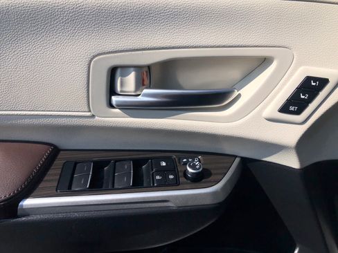 Used 2024 Toyota Sienna Platinum FWD image 17