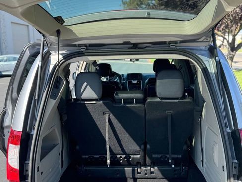 Used 2013 Chrysler Town & Country Touring image 13