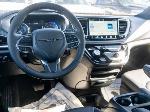 New 2026 Chrysler Pacifica Select image 12